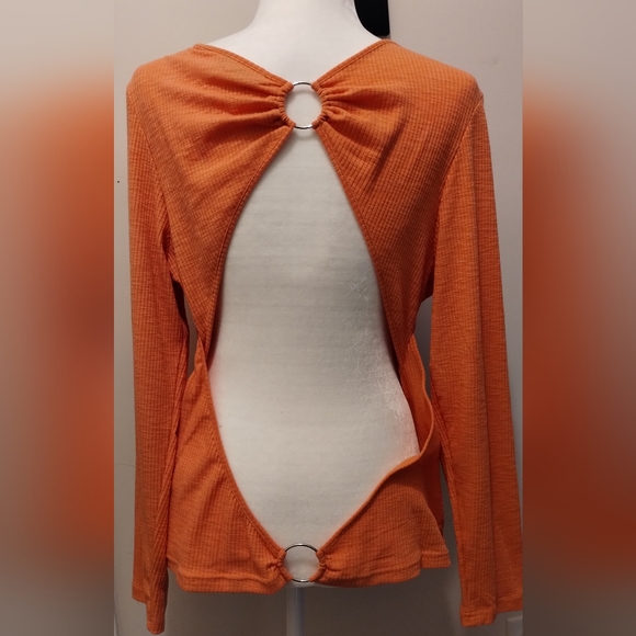 Plus Size Ribbed Long Sleeve Exposed Back Top - Picture 3 of 11